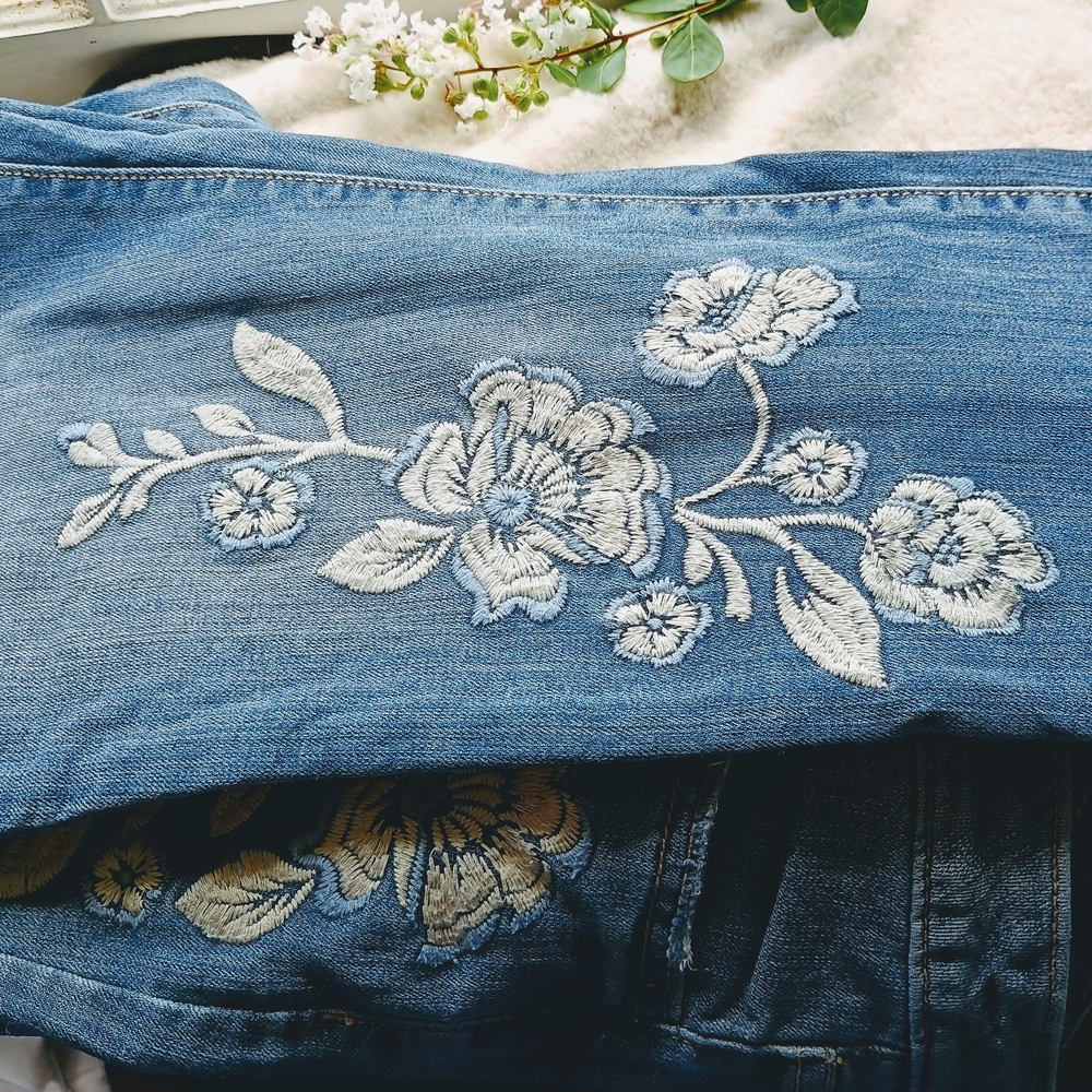 Simply Vera, Vera Wang mid-rise Capri jeans w floral embroidered embellishments - Picture 6 of 9